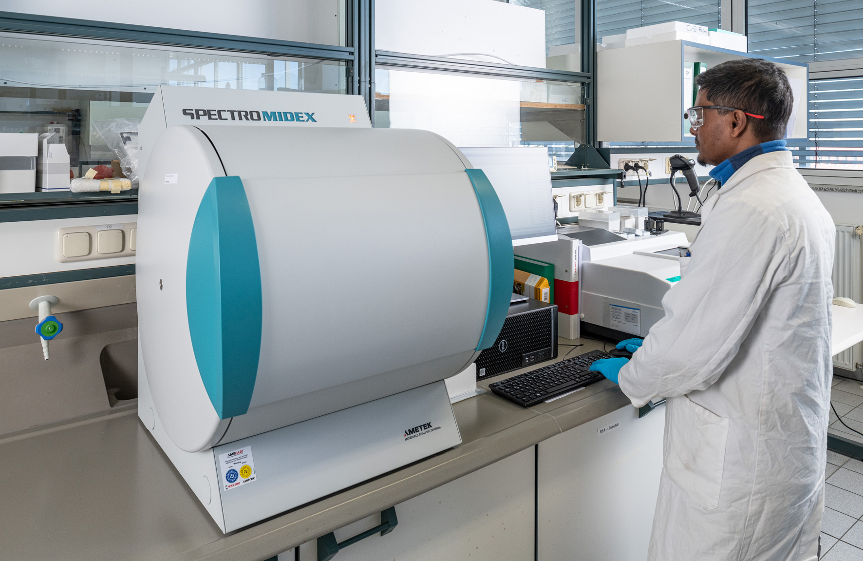 XRF analyser for non-destructive elemental testing