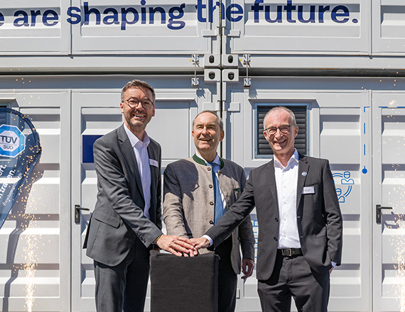 Opening of the new hydrogen testing laboratory by Karl Meier, COO TÜV SÜD Product Service GmbH; Hubert Aiwanger, Bavarian Minister of State for Economic Affairs, Regional Development and Energy and Deputy Minister-President, and Holger Lindner, CEO TÜV SÜD Product Service Division.
