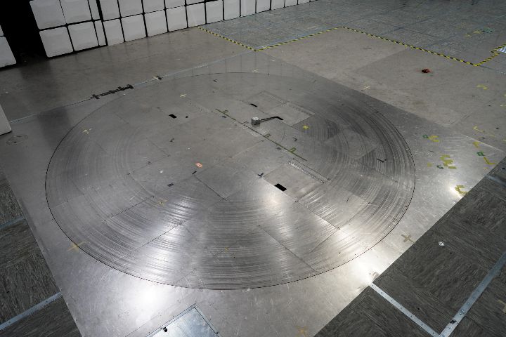 Mauro TT5.0-7t digitally automated, integrated servo control, flush-mounted 5-meter diameter turntable for semi anechoic electromagnetic absorption chambers