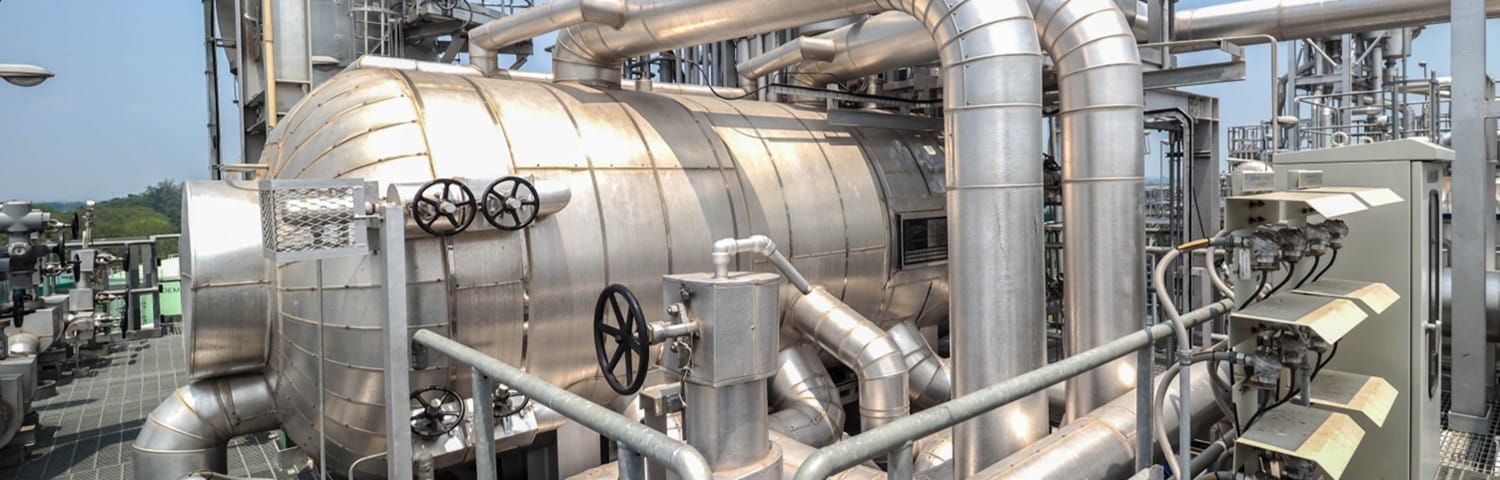Silberner Druckbehälter in einer Industrieanlage