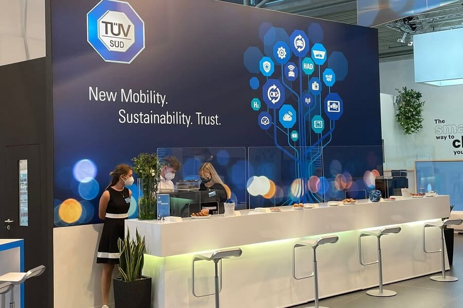 Neuer Maschinenstand auf der internationalen Messe, mit modernen Geräten und vielen Besuchern.