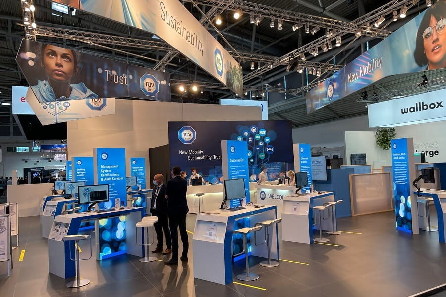 Große Ausstellung mit vielen Computern und Elektronikgeräten in einem modernen Raum.