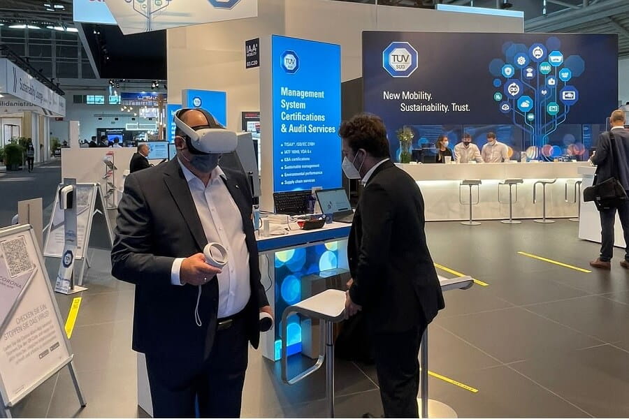 Eine Person, die bei einer Veranstaltung von TÜV SÜD ein VR-Headset trägt