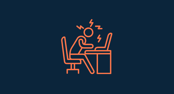 Gestresste Person am Schreibtisch mit Laptop