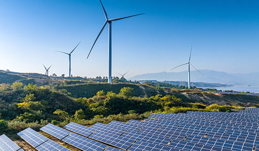 Windräder und Solarpanels