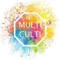 Weißes „Multi-Culti“-Logo, eingefasst in ein Oktagon auf farbigem Hintergrund.