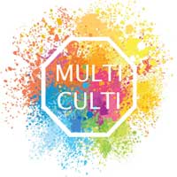 Weißes „Multi-Culti“-Logo, eingefasst in ein Oktagon auf farbigem Hintergrund.
