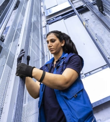 Mitarbeiterin im Bereich Fördertechnik bei der Aufzugsprüfung