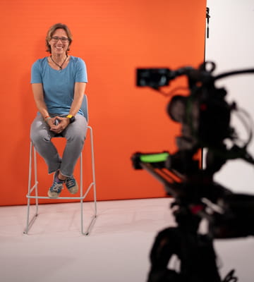 Bild Mitarbeiterin Jennifer Paulin beim Videodreh
