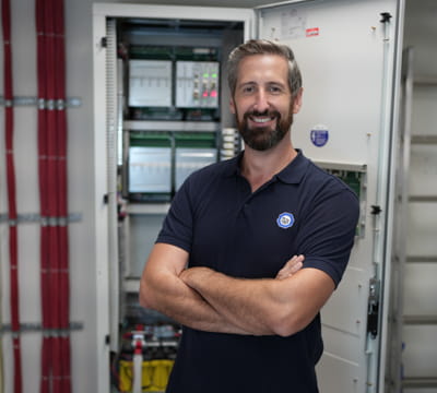 Elektroingenieur im Technik-Raum
