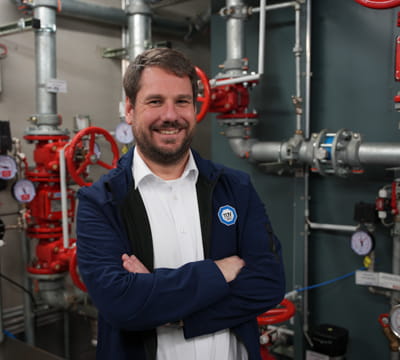Brandschutzingenieur im Technik-Raum