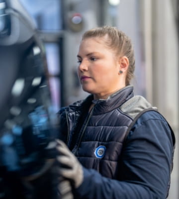 Dame untersucht ein Auto