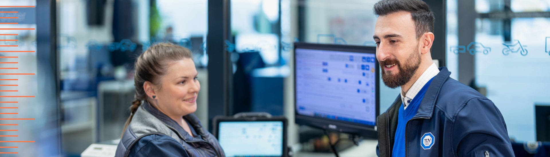 Mann und Frau unterhalten sich freundlich im Büro