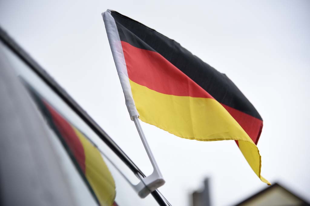 Mit Flagge in die Verlaengerung fahren