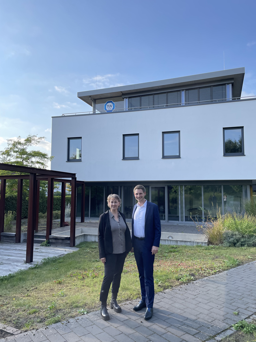 Ina Friedrich, Geschäftsführerin der AKUS GmbH (li.) und Niclas Hempert, Niederlassungsleiter Essen der TÜV SÜD Industrie Service GmbH