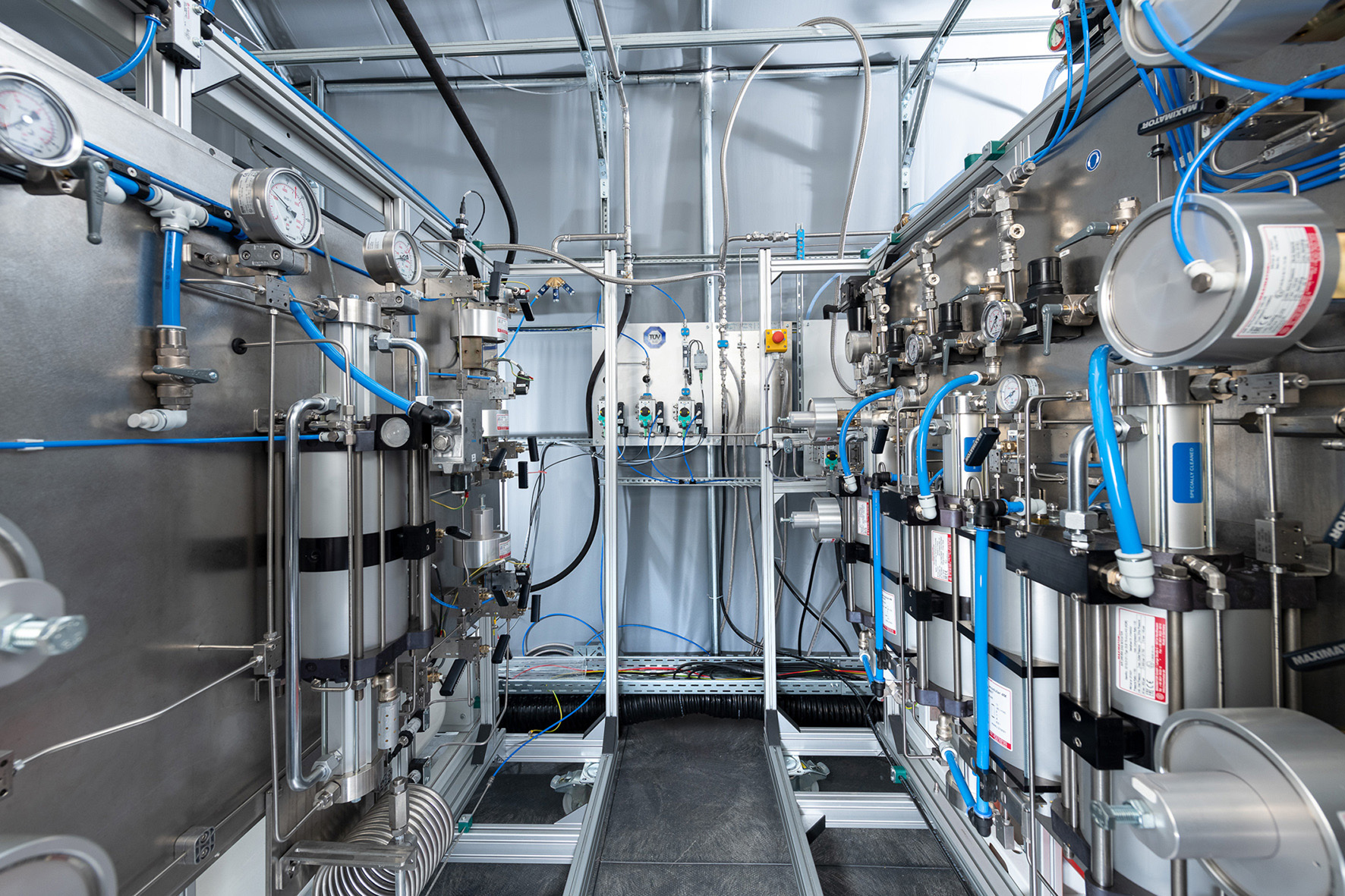 TÜV SÜD, Wasserstofflabor Garching, Wasserstoffverdichter mit mehreren Druckstufen