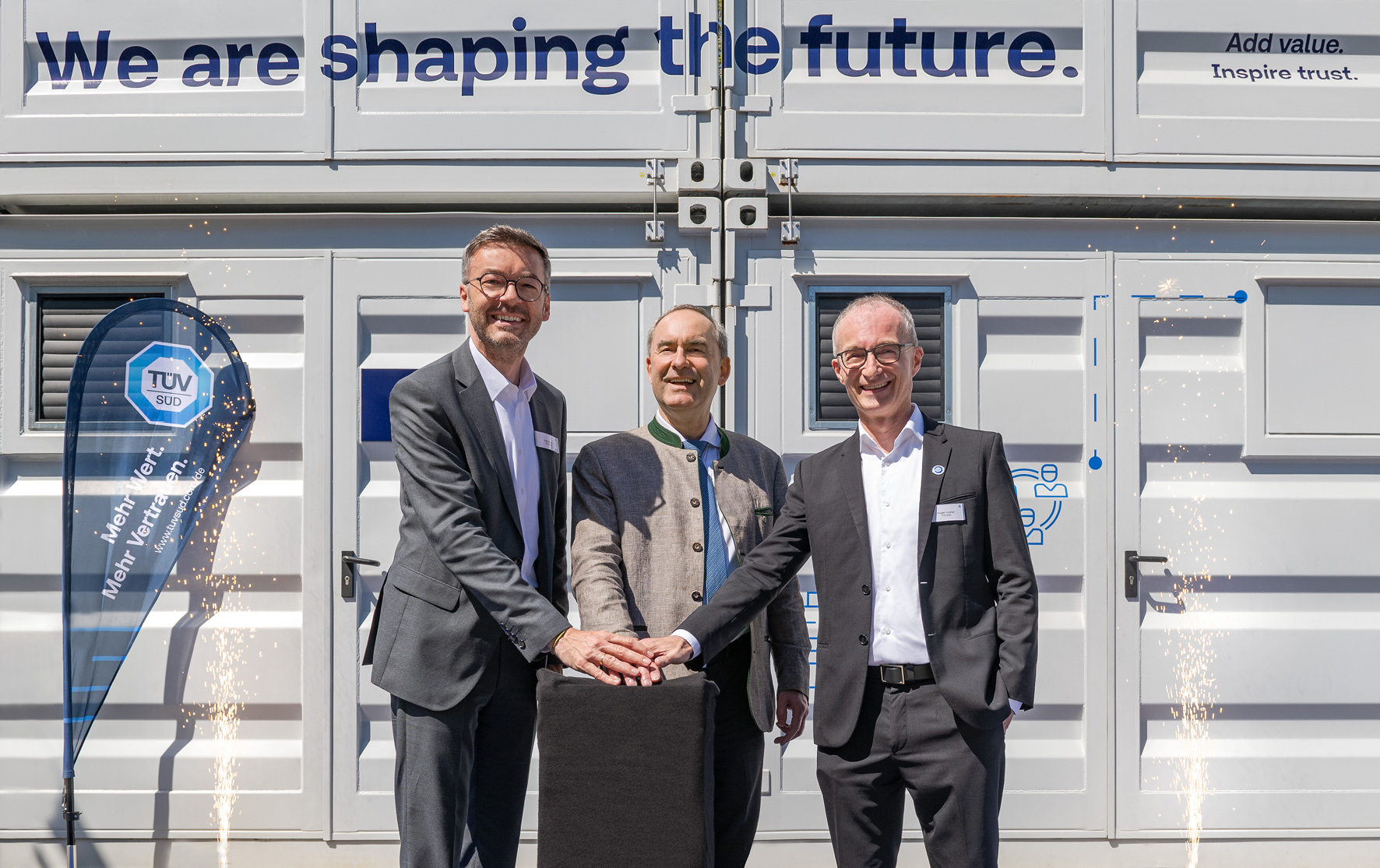 Eröffnung des neuen Wasserstoff-Prüflabors durch Karl Meier, COO TÜV SÜD Product Service GmbH, Hubert Aiwanger, Bayerischer Staatsminister für Wirtschaft, Landesentwicklung und Energie sowie stellvertretender Ministerpräsident und Holger Lindner, CEO TÜV SÜD Product Service Division.