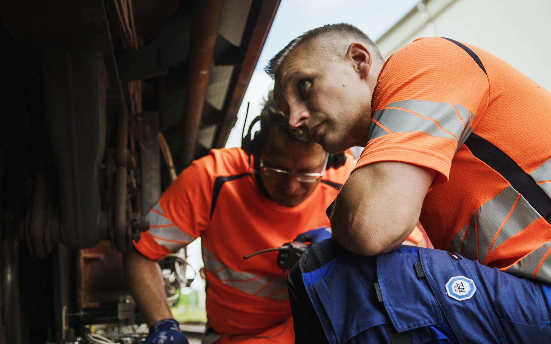 Mitarbeiter von TÜV SÜD sichten ein Schienenfahrzeug