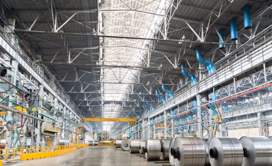 Lagerhalle mit Aluminiumrollen