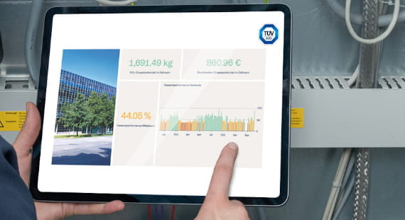 Tablet zeigt Daten zum technischen Monitoring eine Gebäudes
