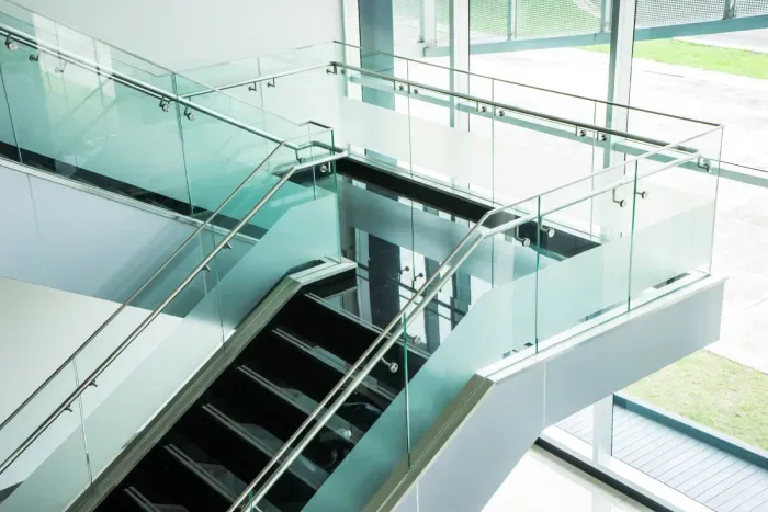 Gerade Treppe mit Brüstung und Handlauf