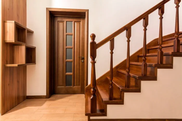 Gerade Treppe mit Geländer