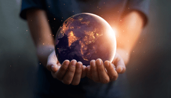 Erde in Händen, symbolisiert den Schutz des Planeten.