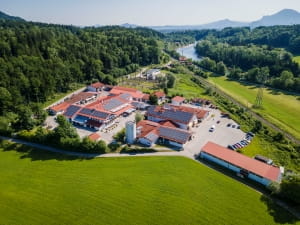 Luftaufnahme eines Firmenkomplexes in grüner Landschaft