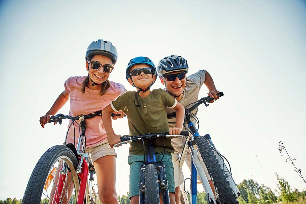 Kinder mit Helm auf dem Fahrrad