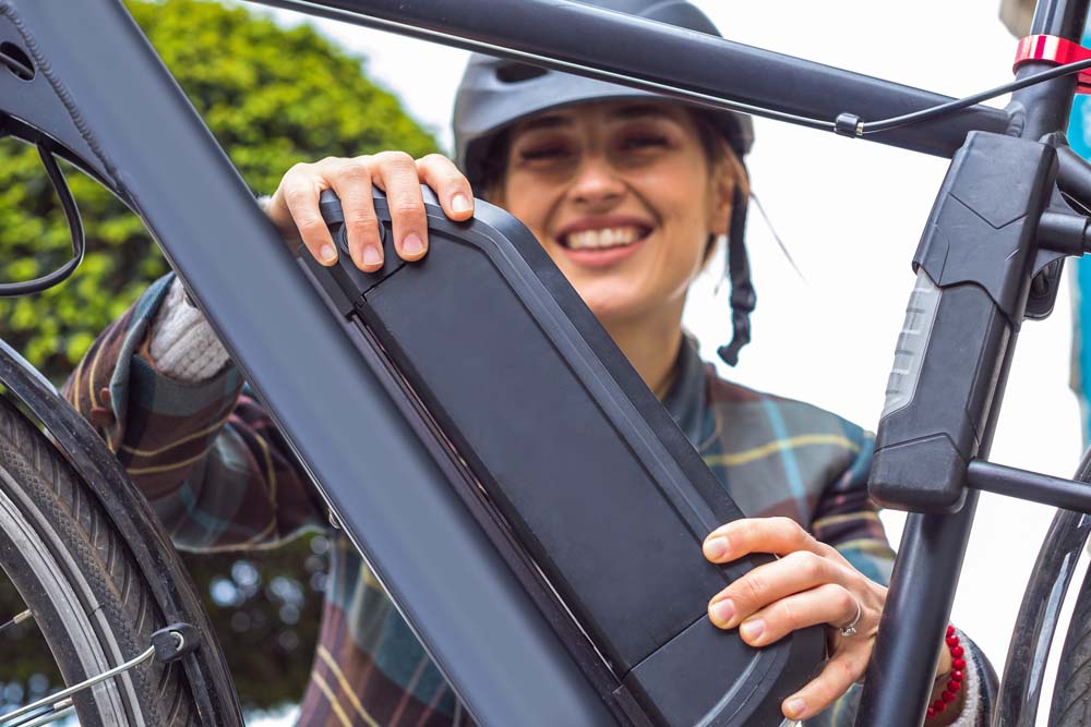 Frau mit E-Bike