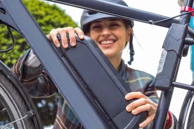 Frau mit E-Bike