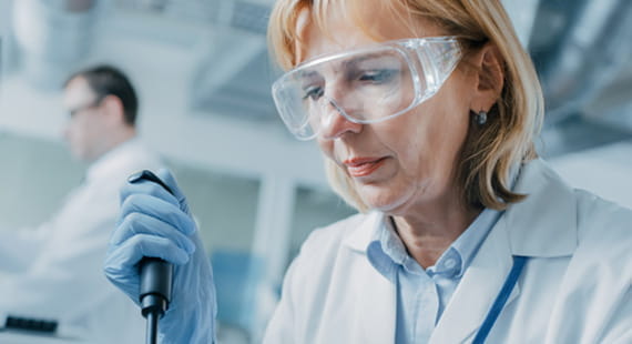 Frau im Labor MDR EU Medizinprodukteverordnung