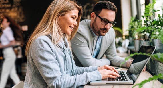 Mann und Frau vor Laptop 