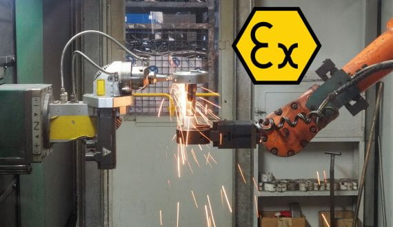 Ein Roboterarm führt Schweißarbeiten durch als Symbol für ATEX-Zertifizierung 