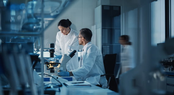 Angestellte im Labor Chemische Prüfung