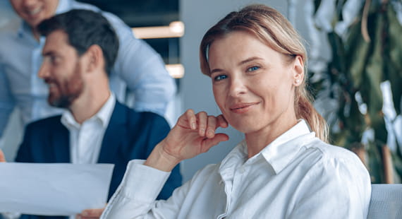 Frau im Büro Projektmanagment