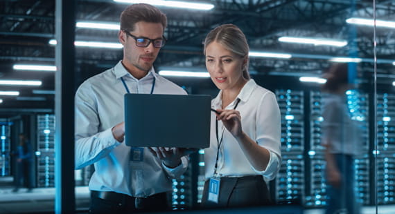IT-Experten in Server-Raum