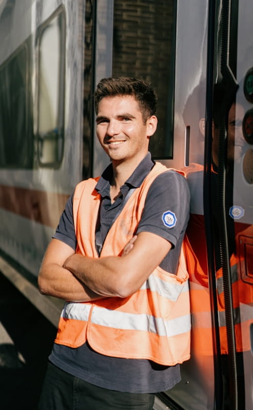 TÜV SÜD Mitarbeiter mit Warnweste