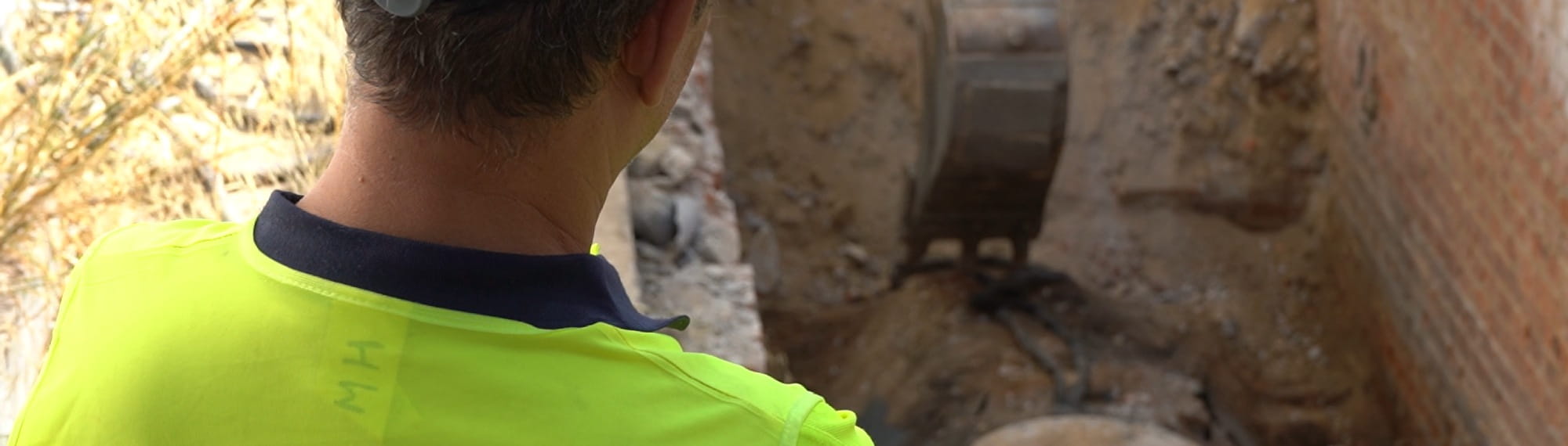 Extracción de un tanque en un suelo contaminado en España