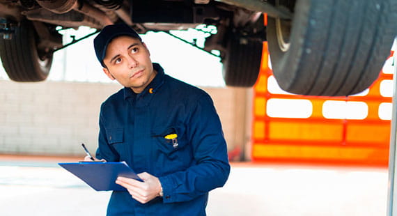 otros servicios itv  - inspector inspeccionando vehiculo