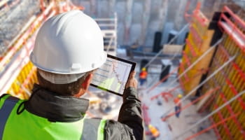 Ingeniero haciendo informe de patrimonio ITE IEE