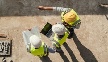 Técnicos haciendo implantación de BIM