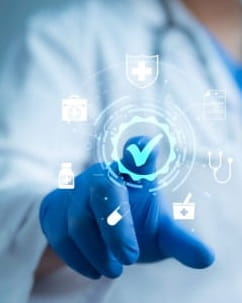 Médecin en blouse blanche touchant une icône numérique de validation médicale