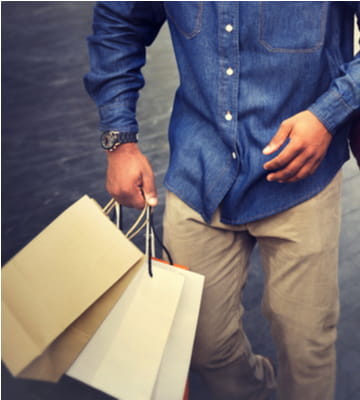 Homme tenant des sacs de shopping