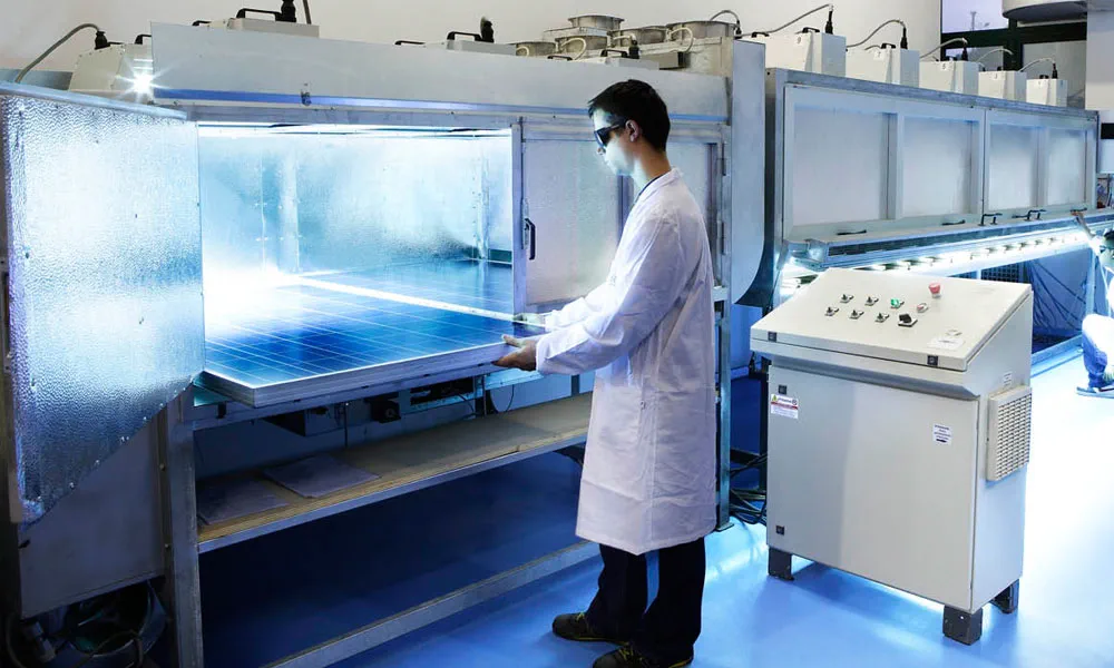 Tecnico di laboratorio esegue test climatici su pannelli fotovoltaici