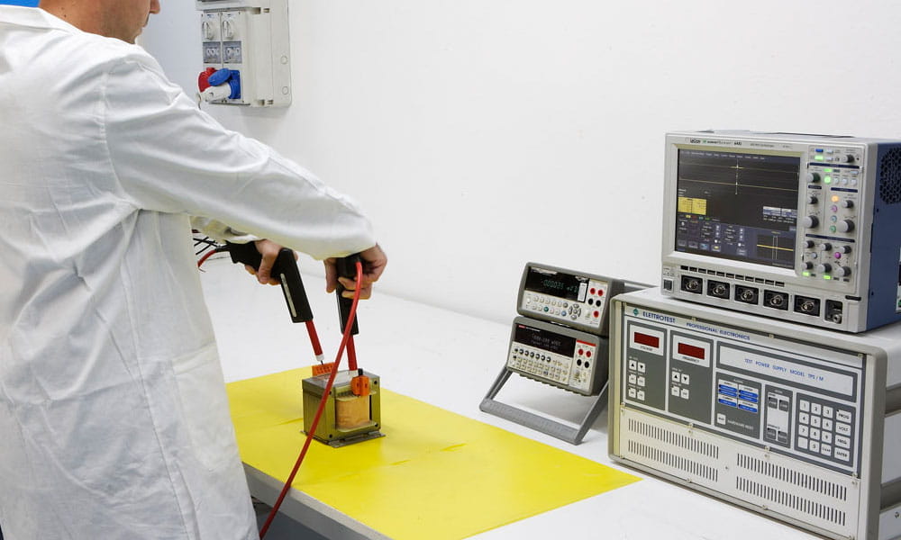 Tecnico esegue un test di sicurezza nel laboratorio TUV Italia