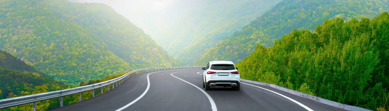Auto bianca che viaggia su una strada