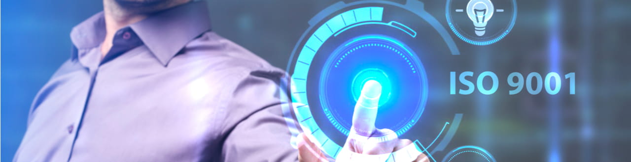 Digitale interface met een vinger die een controlevakje aanvinkt – symbool voor kwaliteitscontrole en certificering