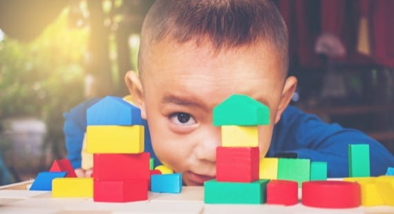 Bimbo che gioca con costruzioni
