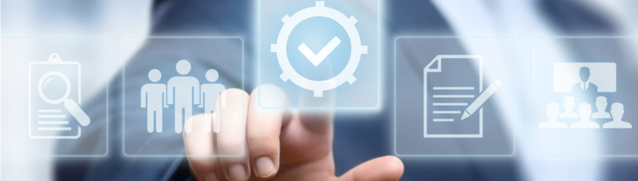 Digitale interface met een vinger die een controlevakje aanvinkt – symbool voor kwaliteitscontrole en certificering